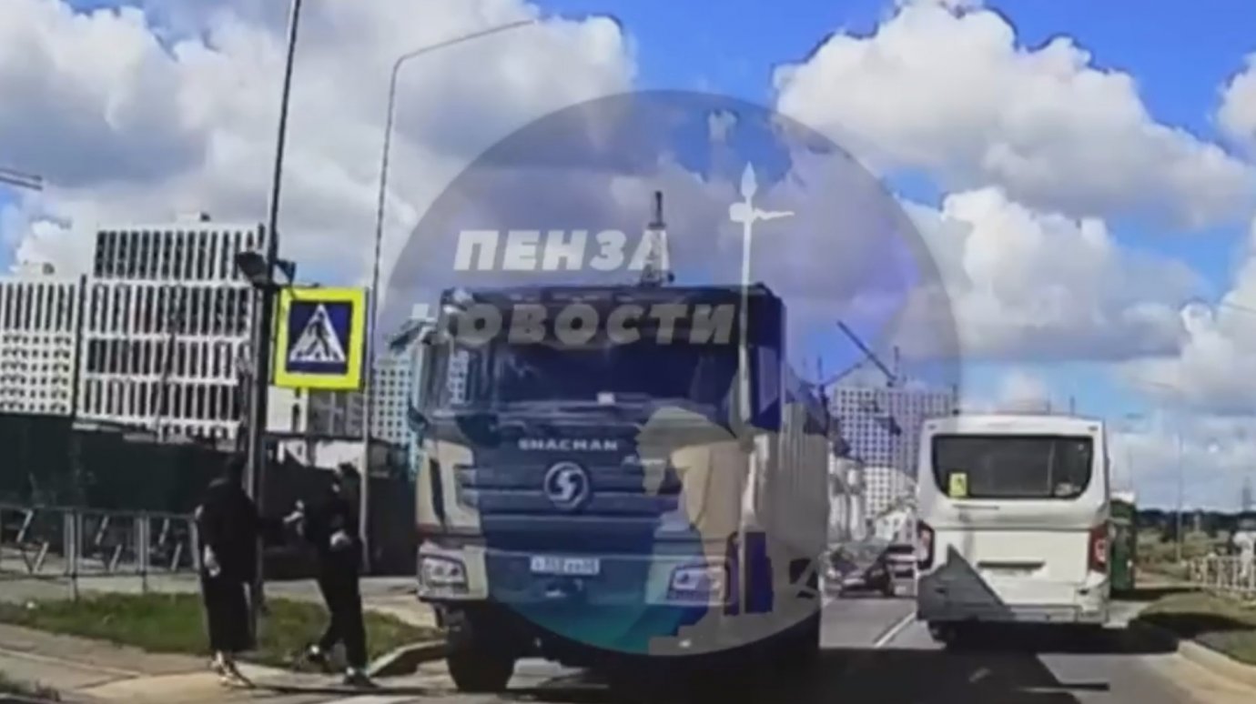 На ул. Яшиной пешеход в наушниках чуть не шагнул под грузовик