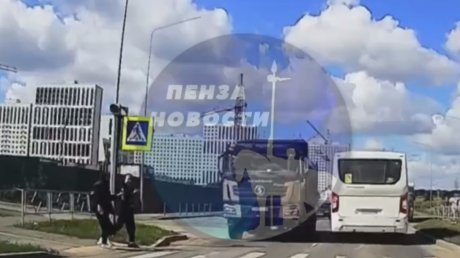 На ул. Яшиной пешеход в наушниках чуть не шагнул под грузовик