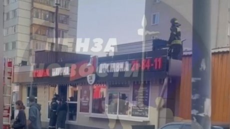 На проспекте Строителей загорелся павильон с шаурмой
