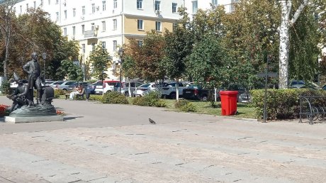 На ул. Московской установили красные мусорные контейнеры
