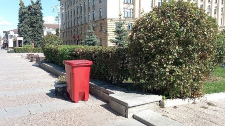 На ул. Московской установили красные мусорные контейнеры