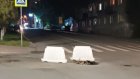 Провал на пересечении улиц Красной и Чкалова растет с каждым днем