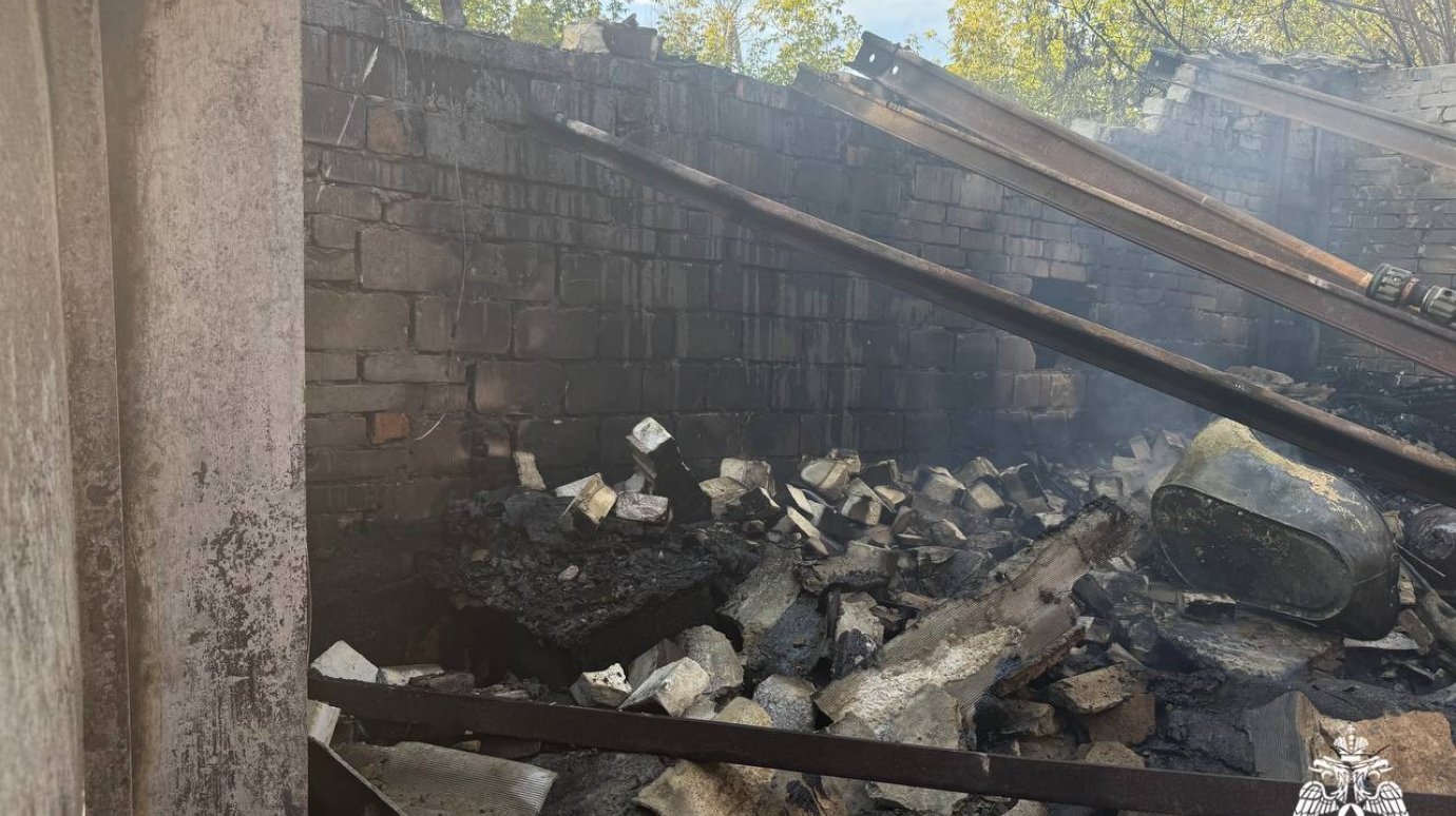 В Кузнецке загорелся гараж с газовыми баллонами