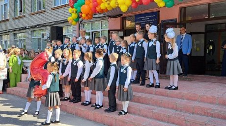 Первоклассники из округа № 1 получили подарки от Вадима Супикова