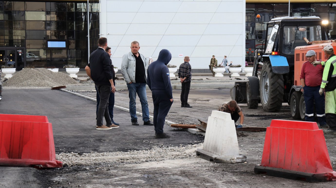 Парковка на Привокзальной площади и въезд на нее остались перекрытыми