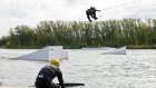 На пруду в Арбекове впервые запустили вейк-парк и фонтан