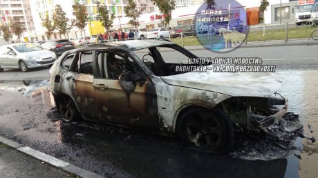 На улице Измайлова на дороге сгорел автомобиль BMW