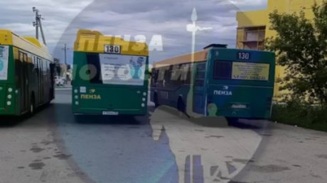 Водители автобусов № 130 замусорили территорию у «Ритэйла»
