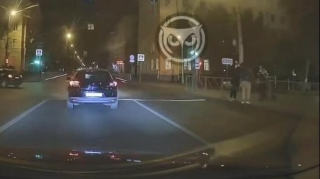 На улице Пушкина самокатчик снес дорожное ограждение