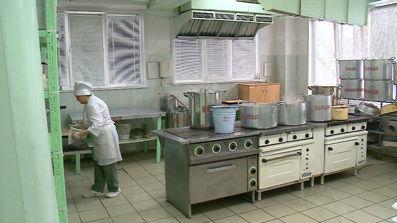 Бесплатным горячим питанием хотят обеспечить всех школьников