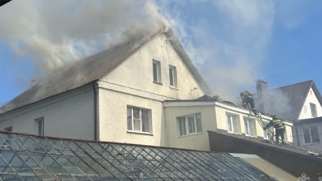 Загоревшийся дом в Цыганском Поселке тушили 35 пожарных