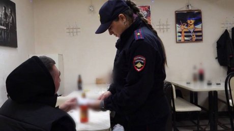 Полицейские забрали из бара выпившую несовершеннолетнюю