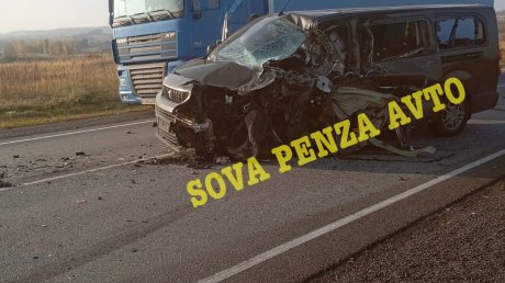 Под Мокшаном фура опрокинулась после столкновения с минивэном