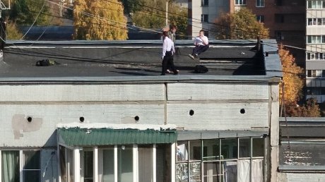 В Пензе дети забрались на крышу многоэтажки на улице Воронова