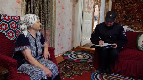 Земетчинская пенсионерка впустила в дом незнакомку и потеряла деньги