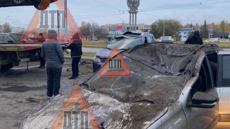«Машины в кашу»: на пр. Победы случилось массовое ДТП на парковке