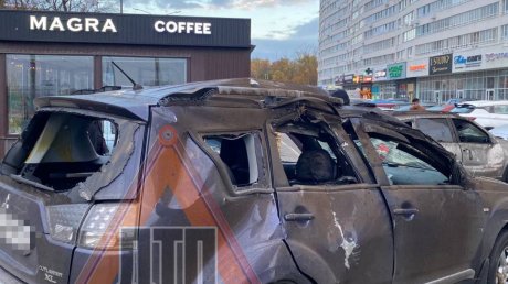 «Машины в кашу»: на пр. Победы случилось массовое ДТП на парковке