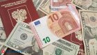 Россиянам посоветовали закупиться долларами к Новому году