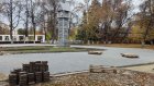 В сквере «Кукушка» начали укладывать новую плитку