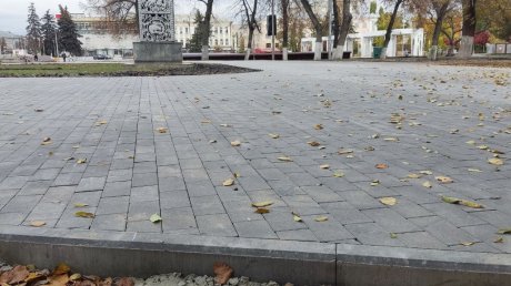 В сквере «Кукушка» начали укладывать новую плитку