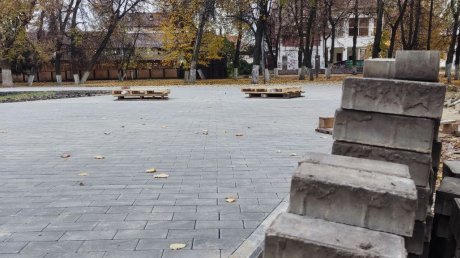 В сквере «Кукушка» начали укладывать новую плитку
