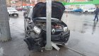 В Пензе у филармонии автомобиль Renault врезался в столб