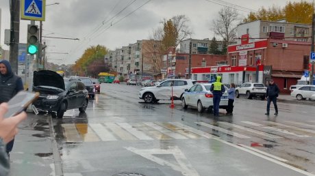 В Пензе у филармонии автомобиль Renault врезался в столб