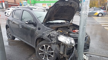 В Пензе у филармонии автомобиль Renault врезался в столб