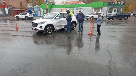 В Пензе у филармонии автомобиль Renault врезался в столб