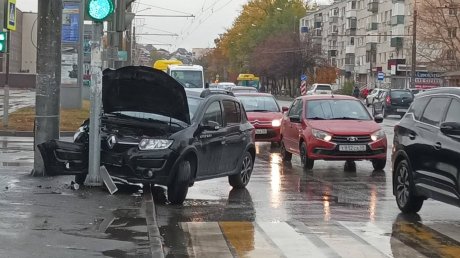 В Пензе у филармонии автомобиль Renault врезался в столб