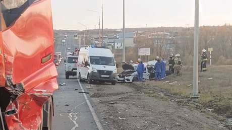 На трассе около Константиновки столкнулись фура и Renault Logan