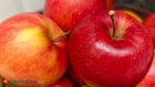 Почему яблоки со временем будто покрываются воском?