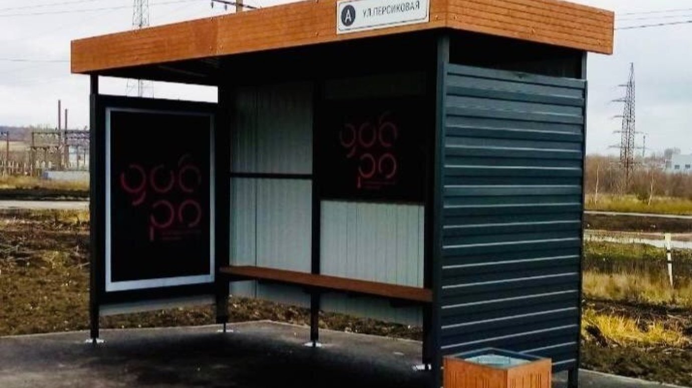 На улице Новоселов монтируют последние остановочные павильоны