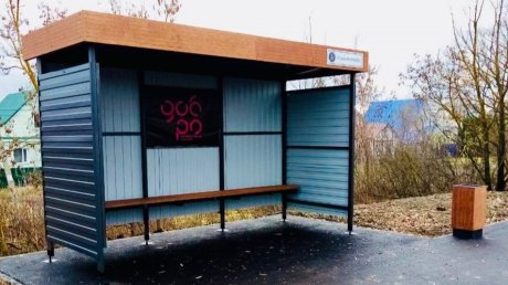 На улице Новоселов монтируют последние остановочные павильоны