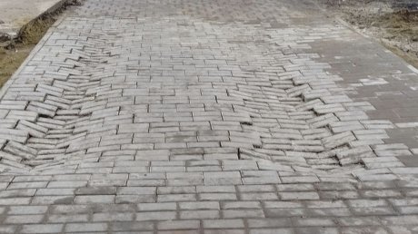В районе памятника блокадникам просела недавно уложенная плитка