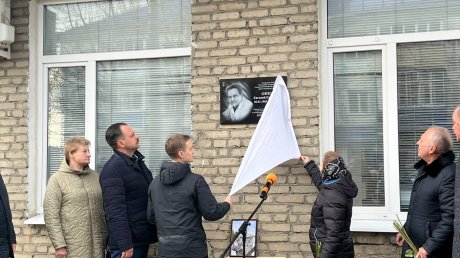 В Кузнецке открыли мемориальную доску погибшему на СВО врачу