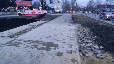 У памятника блокадникам в Пензе переложили просевшую плитку