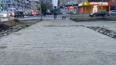 У памятника блокадникам в Пензе переложили просевшую плитку