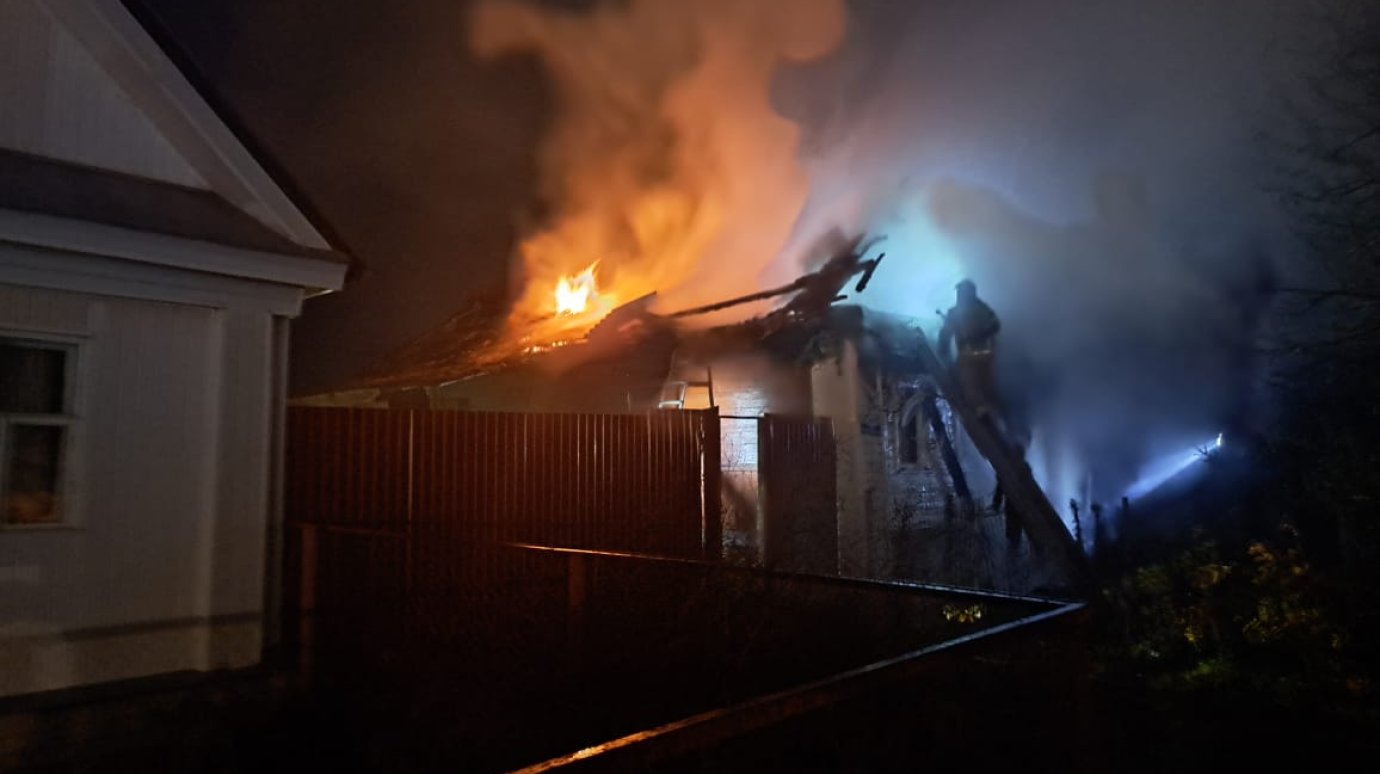 На улице Октябрьской в Никольске загорелся дом