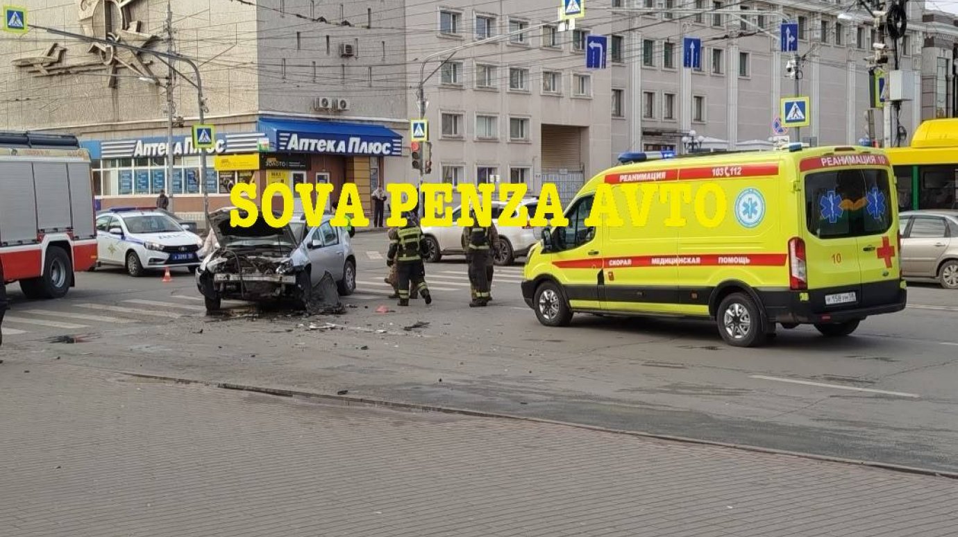 В аварии у ЦУМа пострадала 76-летняя женщина-водитель