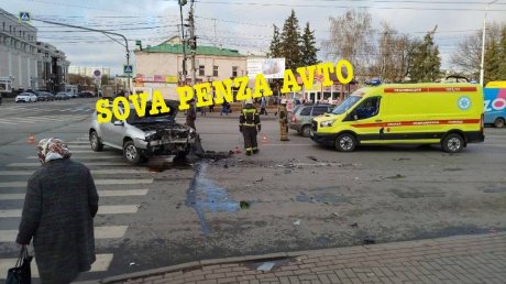 В аварии у ЦУМа пострадала 76-летняя женщина-водитель