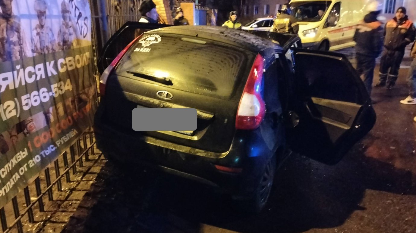 В Пензе «Лада» врезалась в ограждение Комсомольского парка