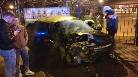 В Пензе «Лада» врезалась в ограждение Комсомольского парка