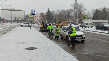 В Пензе начали противогололедную обработку дорог