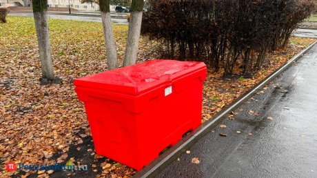 В центре Пензы продолжается установка красных баков