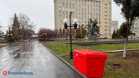 В центре Пензы продолжается установка красных баков