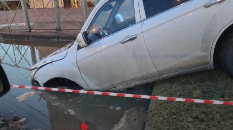 На ул. Кулакова легковая машина застыла на краю провала