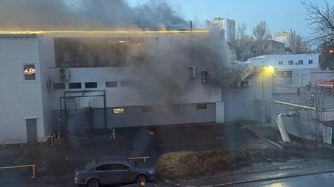 В Пензе загорелась крыша торгового центра «Фортуна»