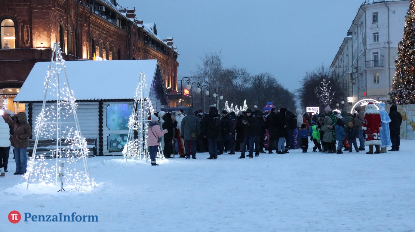 Стал известен график работы домика Деда Мороза на площади Ленина