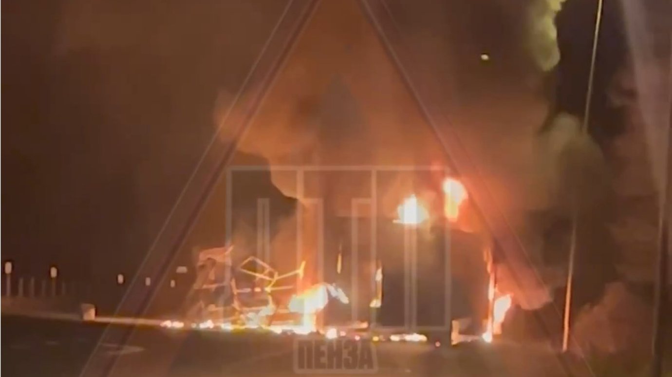 Очевидцы сообщили о 2 загоревшихся машинах в Городищенском районе